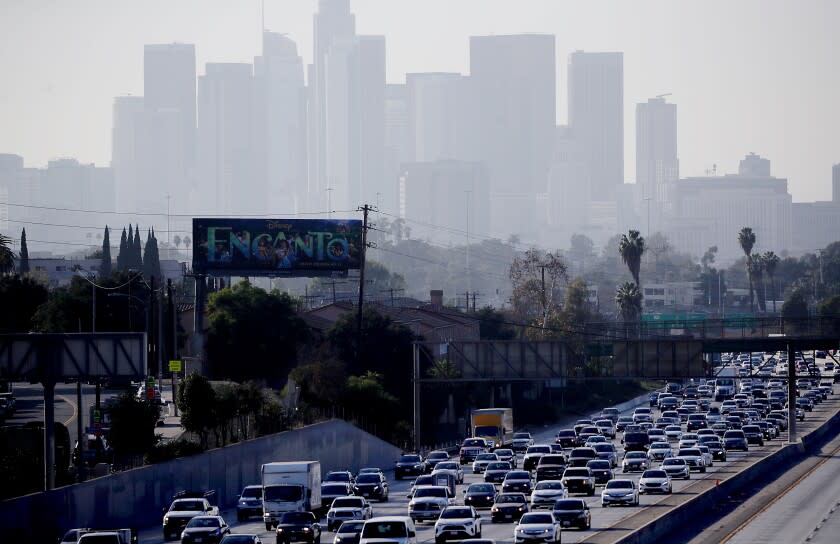 LOS ANGELES, CALIF. - NOV. 24, 2021. Traffic slowson te San Bernardino Freeway near downtown Los Angeles on Thanksgiving getaway day on Wednesday, Nov. 24, 2021. ( Luis Sinco / Los Angeles Times)