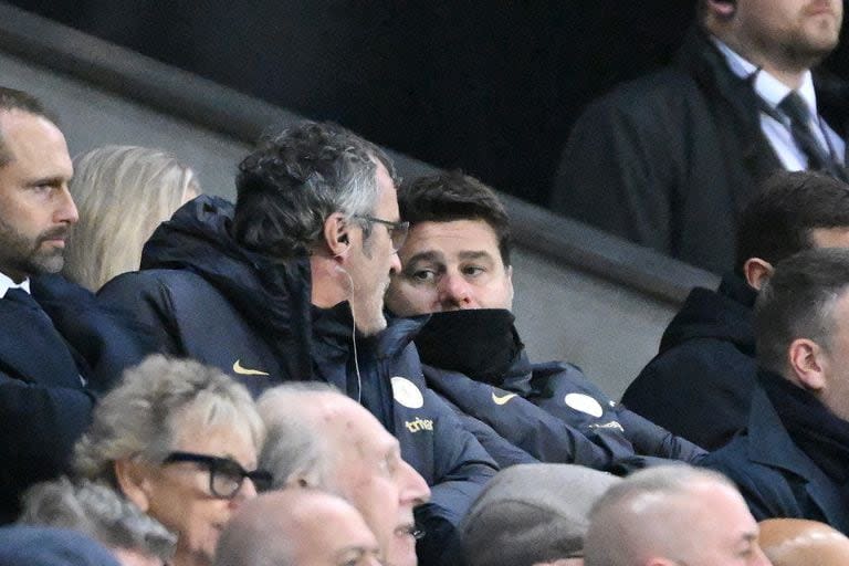 Pochettino, con gesto de preocupación, siguió el partido desde la platea por estar suspendido