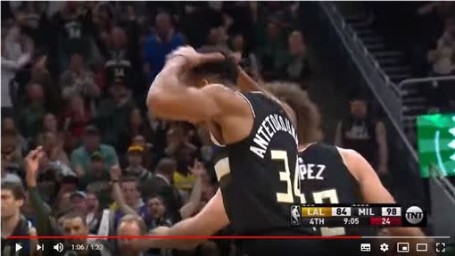 『字母哥』安戴托昆波（Giannis Antetokounmpo）飆進生涯新高5顆三分球，場上比出頭戴皇冠手勢。（圖／翻攝自YouTube）