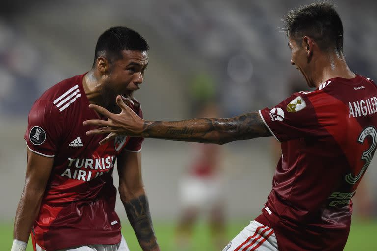 El festejo de Paulo Díaz con Fabrizio Angileri tras el gol convertido por el chileno que significó el empate de River en Barranquilla frente a Junior, por la Copa Libertadores.