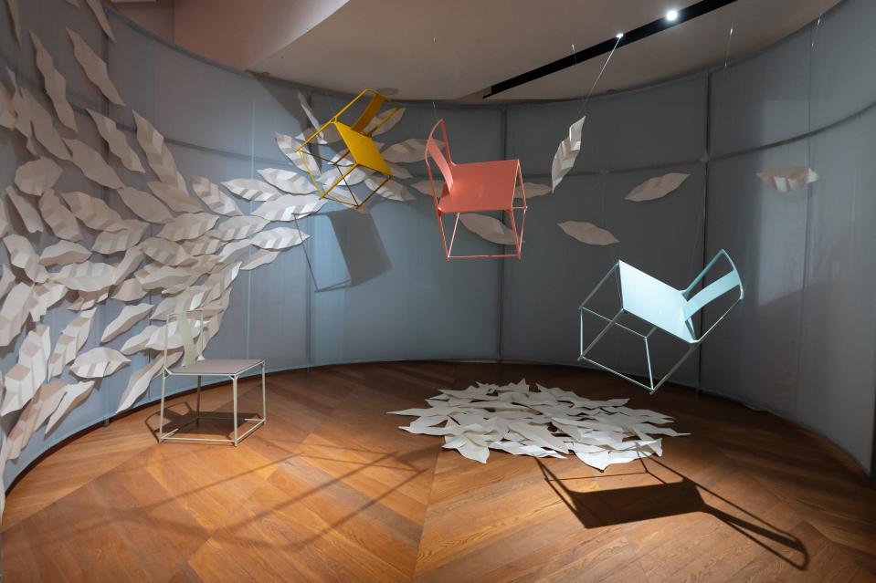 上下邀請台灣剪紙藝術家Wuba Yang以300多片葉片與攤纖維椅打造飄浮瞬間的裝置藝術 