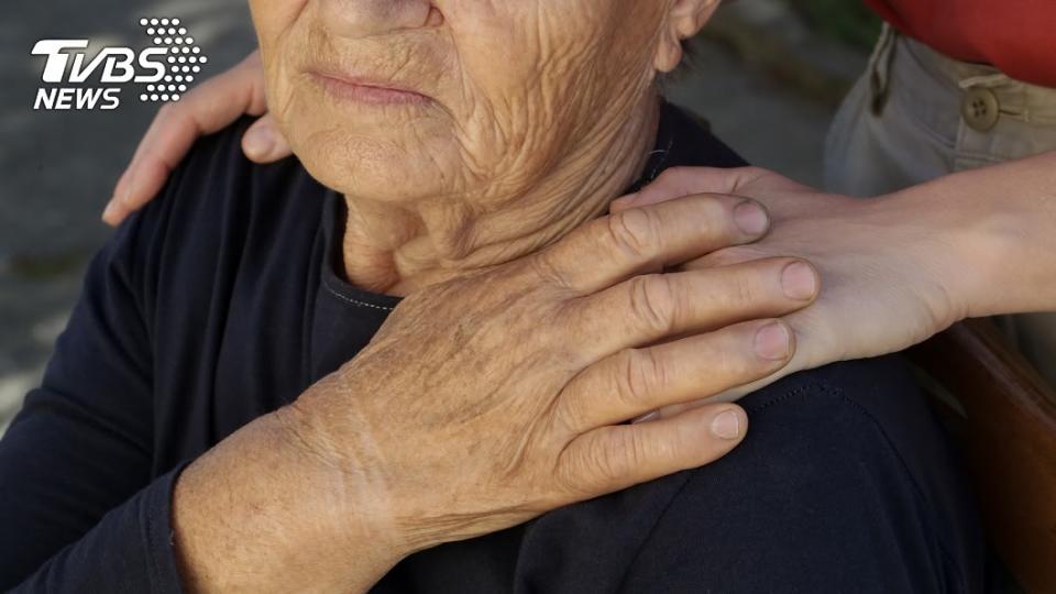 老翁認為妻子對他很冷淡。（示意圖／shutterstock達志影像）