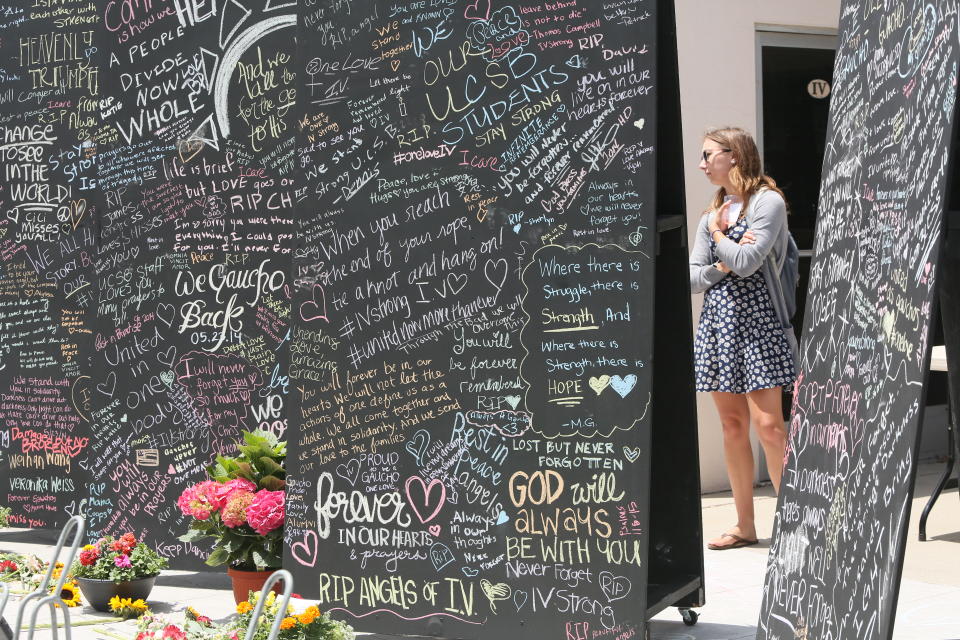 Un monumento conmemorativo en Isla Vista, California, luego de que un hombre que pretendía matar mujeres asesinó a 6 personas y lesionó a otras 13 en 2014. (Monica Almeida para The New York Times)