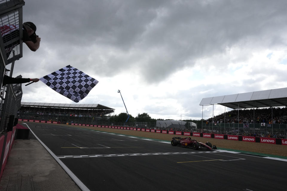 Carlos Sainz cruza la meta al ganar el Gran Premio Británico en Silverstone, el domingo 3 de julio de 2022. (AP Foto/Matt Dunham, Pool)