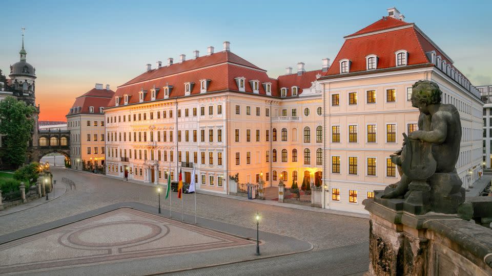The renewed Kempinski is in a grande dame German palace with 300 years of history. - Hotel Taschenbergpalais Kempinski Dresden
