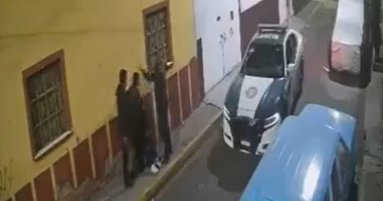 Policías de la CDMX golpean en varias ocasiones a dos jóvenes en la vía pública. Foto: Captura de video X vía @Libro_negro_/