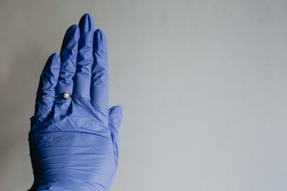 Eine Ärztin in Großbritannien verstaute einen Diamantring in ihrem Kittel und vergaß ihn dort. Fünf Tage später wurde dieser in einem rund 160 Kilometer entfernten Krankenhaus in London gefunden. (Symbolbild: Getty Images)
