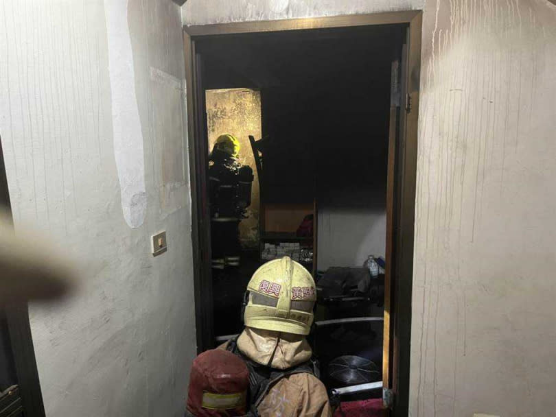 台南永康區一處公寓4樓發生火警，13分鐘撲滅火勢，消防人員進入燒毀的屋內救災。（圖／台南消防局提供）