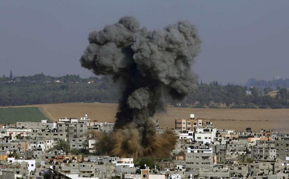 <p>E' guerra aperta tra Israele e Hamas, con decine di morti e centinaia di feriti, e l'escalation di attacchi da ambo le parti prosegue. 1.050 fra razzi e colpi di mortaio sono stati lanciati dalla Striscia contro lo Stato ebraico, in particolare su Tel Aviv e altre città israeliane. Le autorità hanno proclamato lo stato d'emergenza nella città di Lod. Preso di mira anche l'aeroporto Ben Gurion. In risposta l'esercito israeliano ha compiuto oltre 500 attacchi contro obiettivi terroristici di Hamas e Jihad nella Striscia. Oggi previsto un vertice urgente del Consiglio di sicurezza dell'Onu. (AP Photo/Hatem Moussa)</p> 