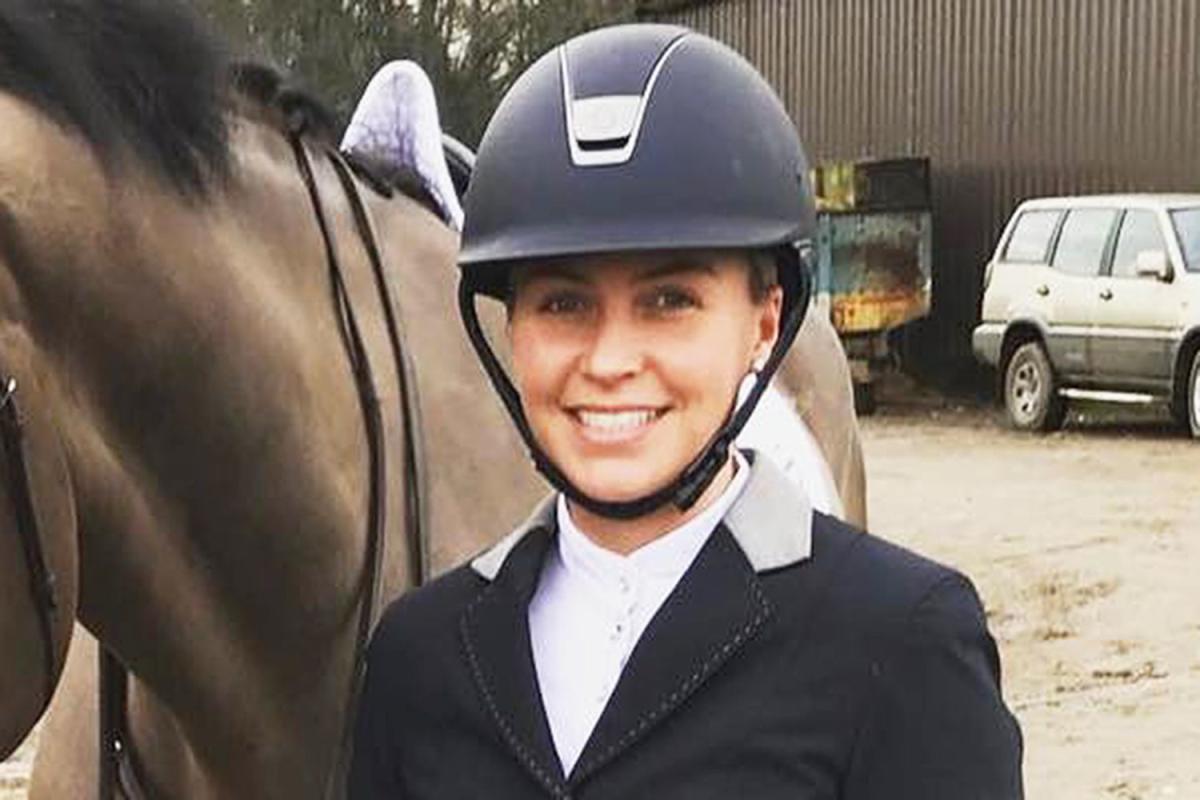 La star équestre Georgie Campbell est décédée à 37 ans après être tombée de cheval lors d’une compétition : “Elle n’a pas pu être sauvée”