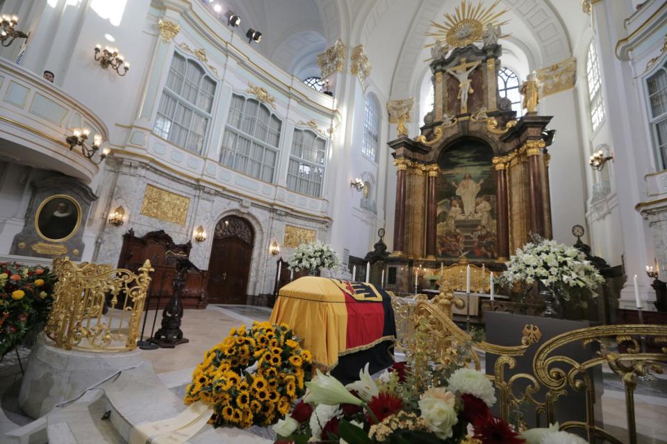 Eingehüllt in einer Fahne der Bundesrepublik Deutschland wurde der Sarg des gebürtigen Hamburgers vor dem Altar aufgebahrt.