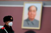 Foto del lunes de un agente paramilitar haciendo guardia en la plaza de Tiananmen