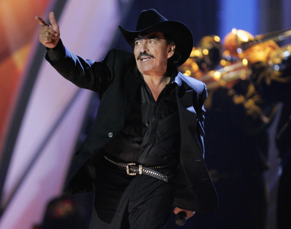 El cantautor mexicano Joan Sebastian en una foto de archivo durante la entrega de premios de los Latin Grammy en 2006. (Reuters)