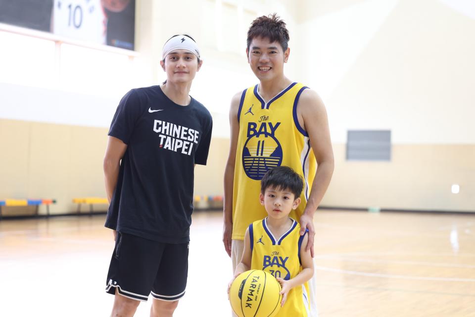 i運動線上教練課-四月推出親子籃球，由籃球國手高錦瑋(左)，指導親子網紅「彼得爸與蘇珊媽」(右)，以及彼得爸的二兒子Kyle(中) (體育署提供)