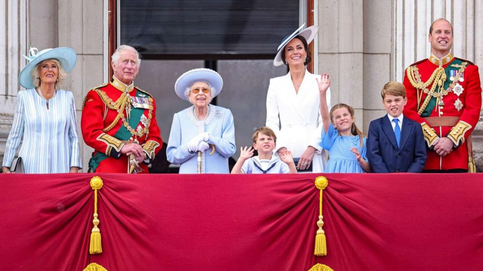PHOTO: Camilla, Duchess of Cornwall, Prince Charles, Prince of Wales, Queen Elizabeth II, Prince Louis, Catherine, Duchess of Cambridge, Princess Charlotte, Prince George and Prince William, watch the Trooping the Colour parade on June 2, 2022 in London. (Chris Jackson/Getty Images)