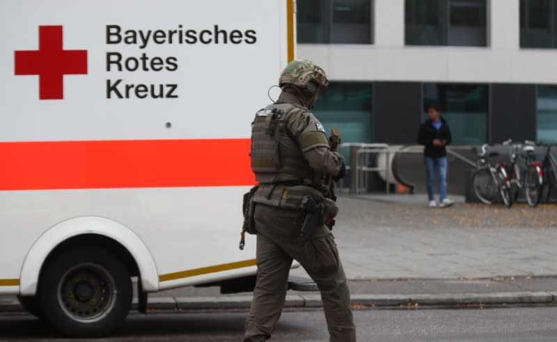 Un policier allemand des forces spéciales est vu sur le site de l'attaque à l'arme blanche, à Munich. Un individu a blessé légèrement quatre personnes à coups de couteau, samedi matin à Munich dans le sud de l'Allemagne, ont rapporté les pompiers. /Photo prise le 21 octobre 2017/REUTERS/Michael Dalder