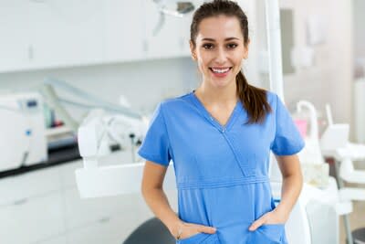 A dental assistant poses in a clinical office. (CNW Group/Ontario Dental Assistants Association)