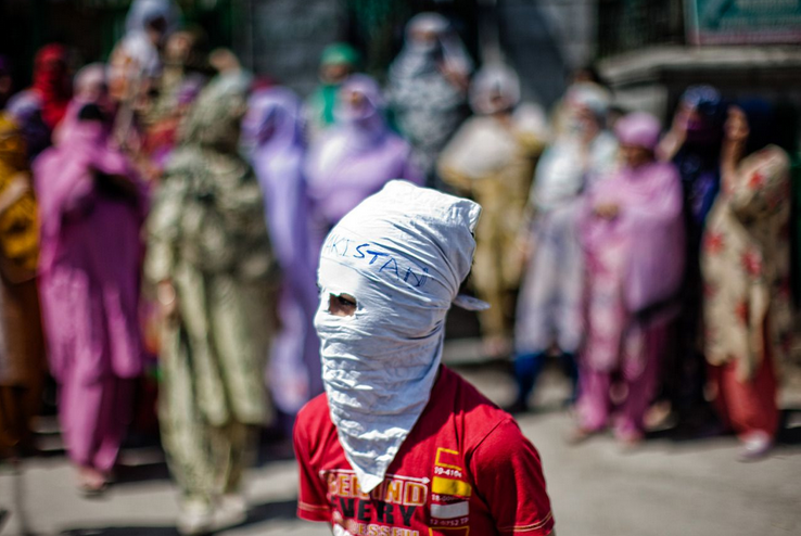 Pakistaner demonstrieren in der Stadt Srinagar gegen die aus ihrer Sicht überzogenen Maßnahmen der indischen Regierung. (Bild: Yawar Nazir/Getty Images)