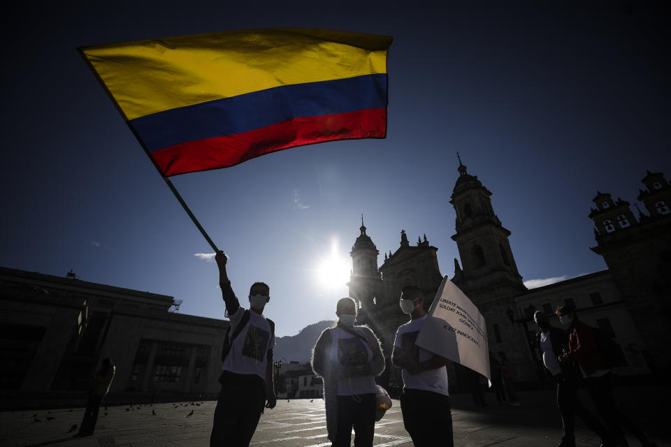 Los familiares de colombianos encarcelados en Haití por su presunta participación en el asesinato del presidente haitiano Jovenel Moise hace un año, protestan por sus detenciones en Bogotá, Colombia, el jueves 7 de julio de 2022. Los familiares exigen un proceso judicial justo y una mejora en las condiciones carcelarias. (AP Foto/Iván Valencia)