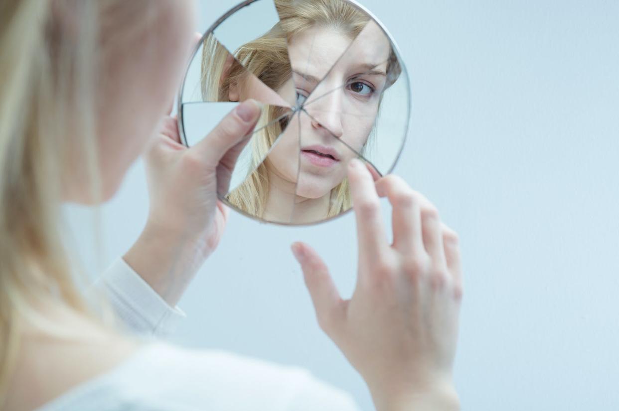 <a href="https://www.shutterstock.com/es/image-photo/young-woman-touching-her-own-reflection-409462258" rel="nofollow noopener" target="_blank" data-ylk="slk:Ground Picture / Shutterstock;elm:context_link;itc:0;sec:content-canvas" class="link ">Ground Picture / Shutterstock</a>