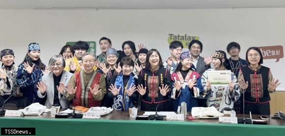 日本札幌大學愛努族訪問團至南市原民會拜訪交流，肯定南市族群文化及語言復振作為。（記者李嘉祥攝）