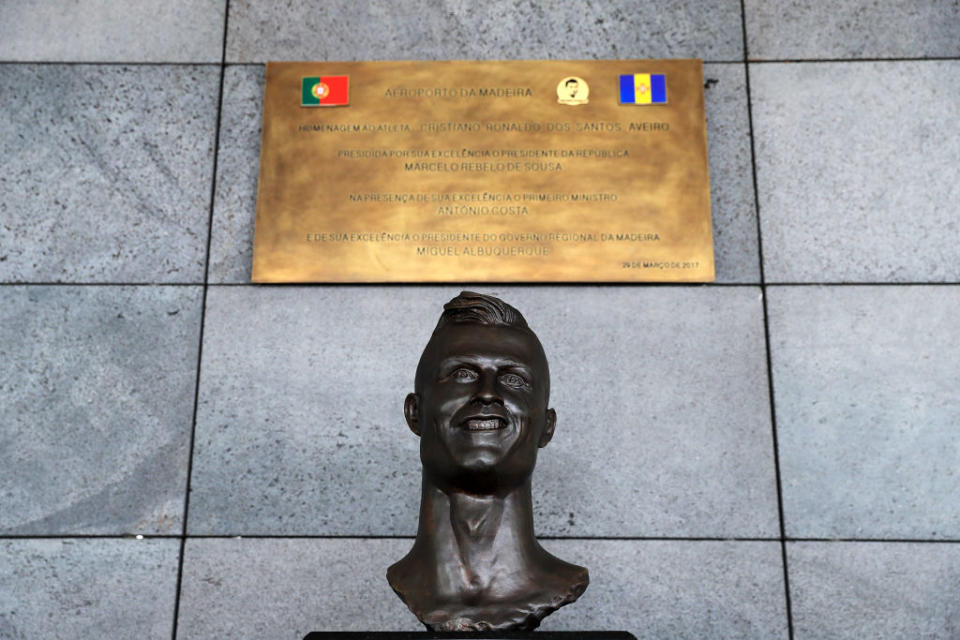 Tout le monde se souvient de ce buste complètement raté de Cristiano Ronaldo devant l'aéroport de Madère. Une statue d'Emanuel Santos moquée sur les réseaux sociaux. Plusieurs mois plus tard, elle a été remplacée par un nouveau buste, un peu plus ressemblant.