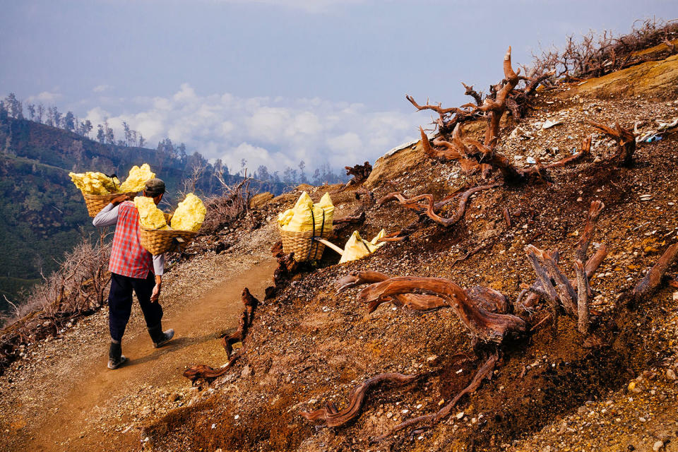 Transferring sulfur on trails