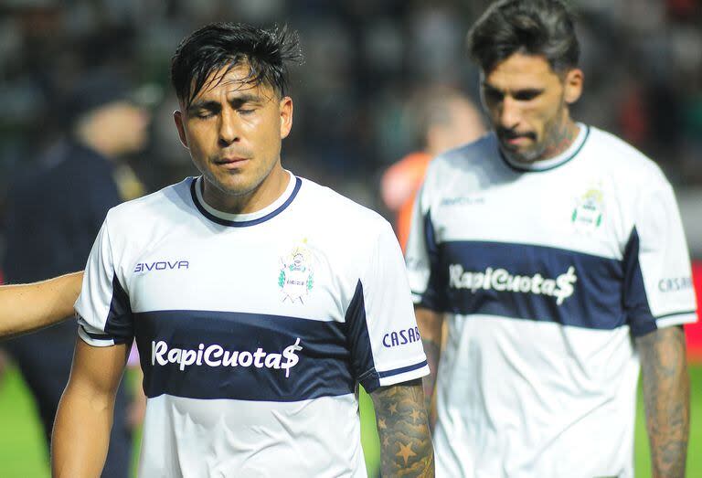 La pesadumbre de Cristian Tarragona y Lucas Castro luego de la caía de Gimnasia contra Banfield; el viernes, un choque a todo o nada con Colón en Rosario.