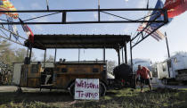 <p>William Loosemore adds wood to his smoker as he prepares food for first responders, volunteer and those in need of a meal, Tuesday, Aug. 29, 2017, in Rockport, Texas, where recovery after Hurricane Harvey continues. Loosemore is hoping President Donald Trump will stop by during his visit to Texas. (Photo: Eric Gay/AP) </p>