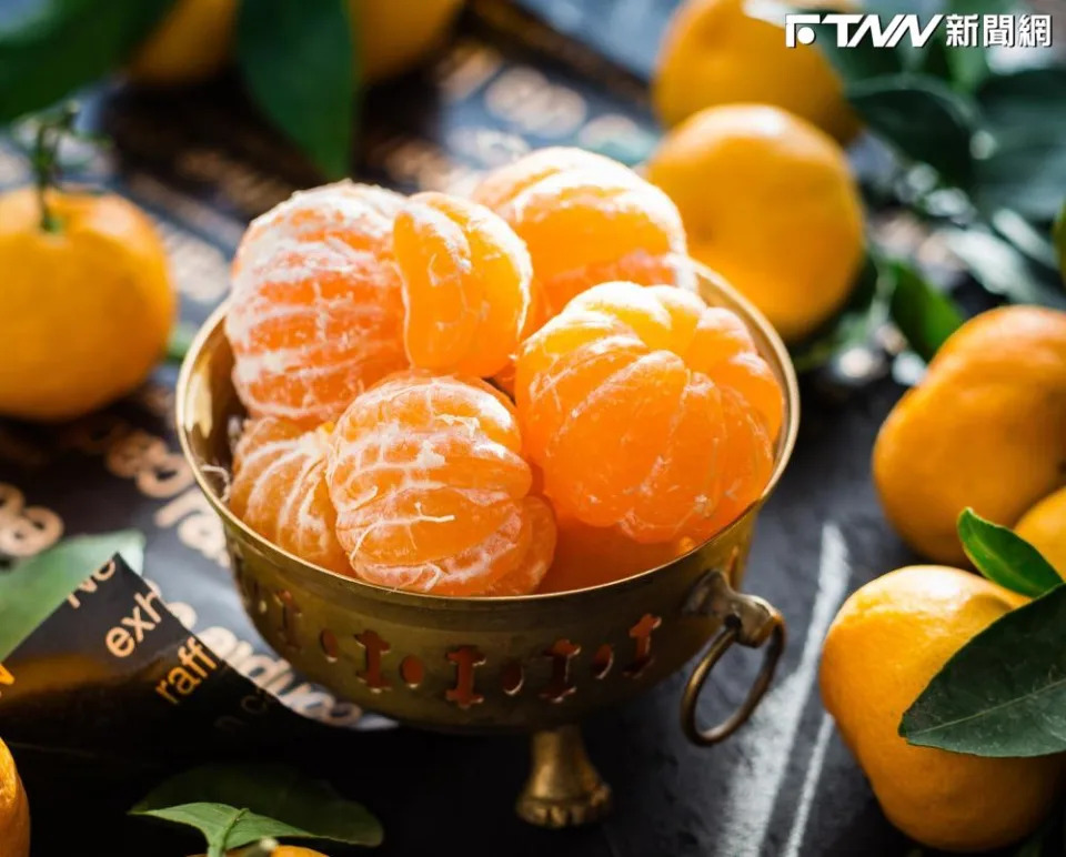 柳丁和檸檬這類水果富含檸檬酸和維生素C，可以幫助鐵質吸收，而且鐵能夠製造運氧的血紅素，可以避免大腦昏沉缺氧想睡。（示意圖／Pexels）