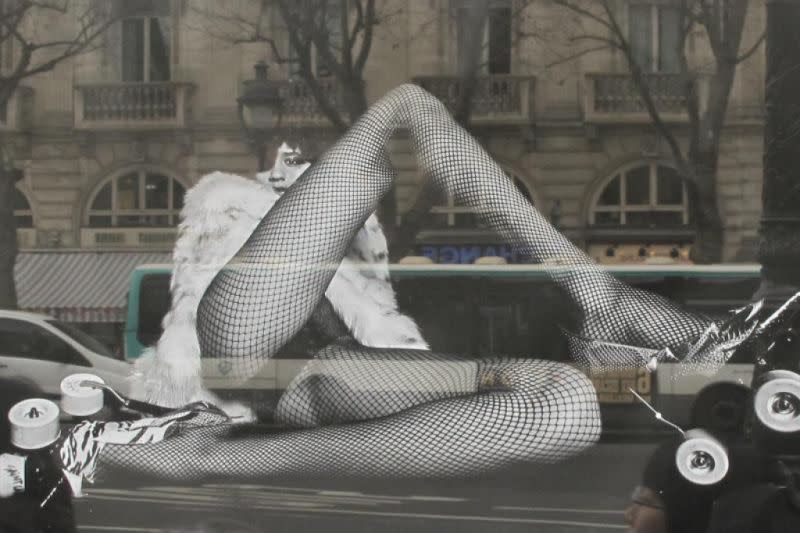 <p>Eine spärlich bekleidete Frau in Netzstrüpfen liegt mit gespreizten Beinen auf dem Boden: Mit diesem und ähnlichen Bildern sorgte das Modehaus Saint Laurent für großen Ärger in Frankreich. Die suggestiven Fotos seien erniedrigend und sexistisch, hieß es in Beschwerden, einige sahen darin sogar eine Bestärkung der Vergewaltigungskultur. Saint Laurent mussten die Plakate wieder entfernen. (Bild: Christian Böhmer/dpa) </p>