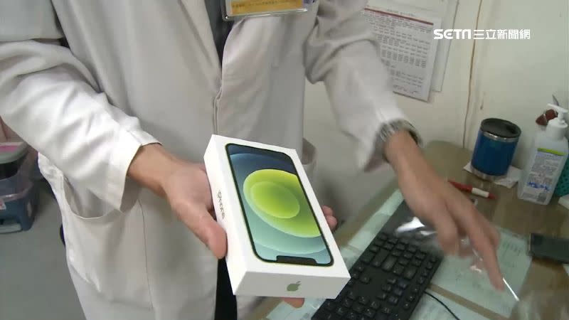 衛福部南投醫院院長購買75支最新的iPhone12贈送醫師。