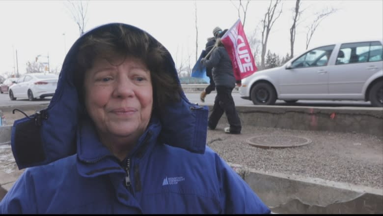 Ottawa's deaf community 'at a loss' amid Canadian Hearing Society strike