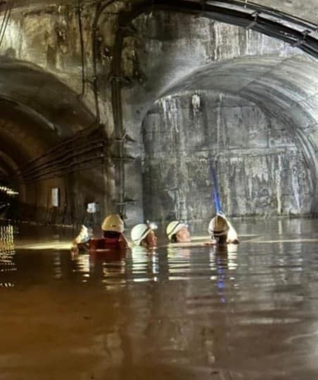 港鐵黃大仙站隧道淹水，員工深入隧道清積水。翻攝臉書@張欣宇Gary