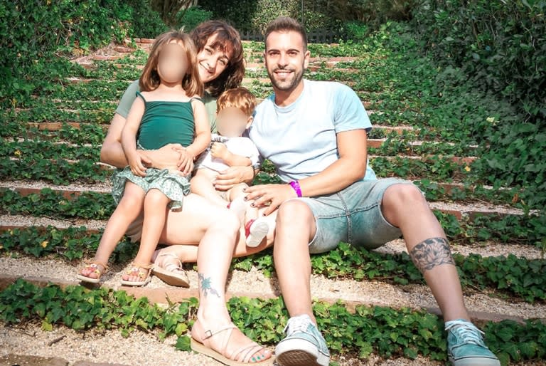 Ana Parra y Daniel Parra junto a sus dos hijos