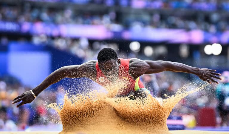 Lindon Victor, de Granada, en el salto en largo del decatlón masculino 