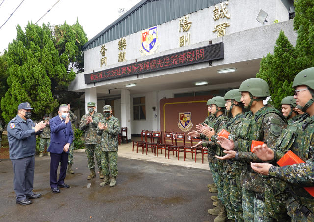 防疫第一線化學兵支援全台消毒李棟樑敬軍慰問33化學兵群