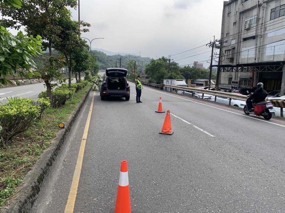 員警實施交管警示來車注意安全。（記者薛秀蓮翻攝)