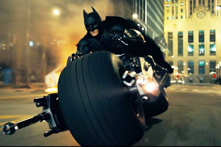 Batman, el caballero de la noche, de Christopher Nolan, logró en el siglo XXI dotar de nueva relevancia crítica a los superhéroes como ya lo había hecho en el siglo XX Tim Burton con su propia versión del enmascarado, en Batman vuelve