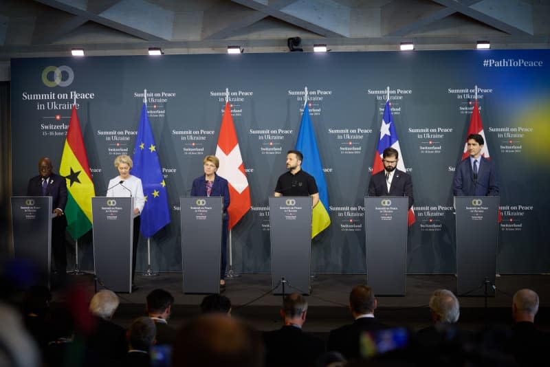 (LR) The President of Ghana, Nana Addo Dankwa Akufo-Addo, the President of the European Commission, Ursula von der Leyen, the Swiss Federal President, Viola Amherd, the President of Ukraine, Volodymyr Zelensky, the President of Chile, Gabriel Boric, and Canadian Prime Minister Justin Trudeau participate in the closing press conference of the Ukraine Peace Summit.  -/Presidency of Ukraine/dpa