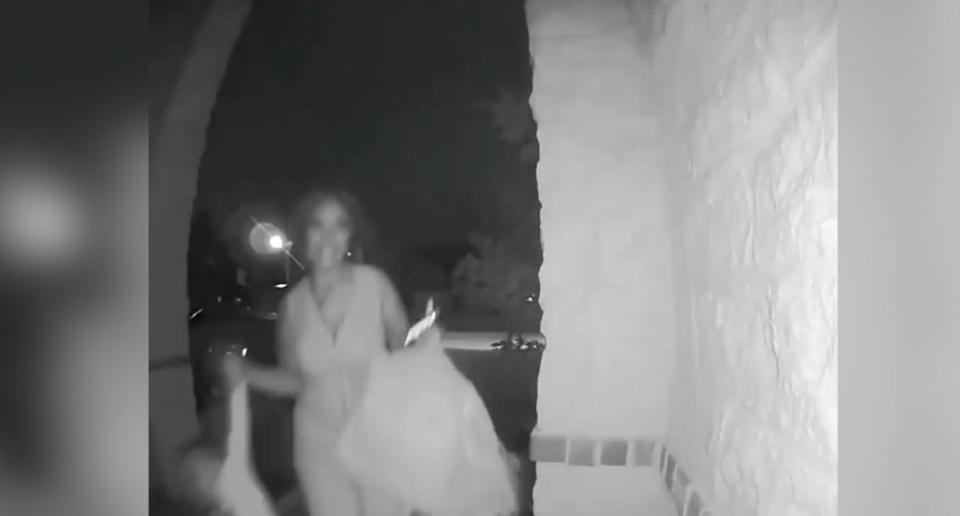 La mujer del vídeo lo dejó frente a la puerta de entrada y se fue corriendo (Créditos: abc)