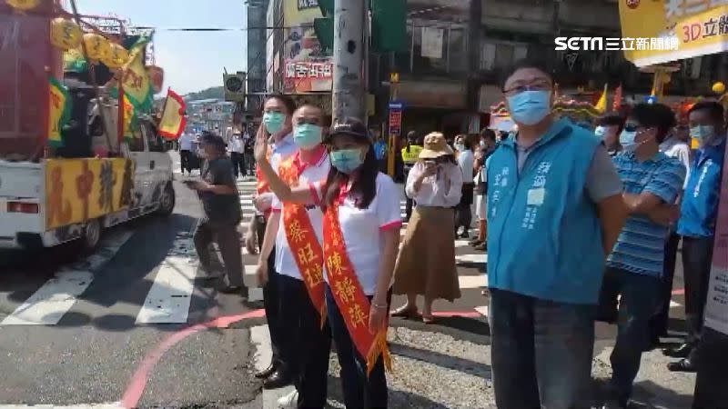 基隆市長林又昌也現身中元祭，在街頭向隊伍揮手致意。