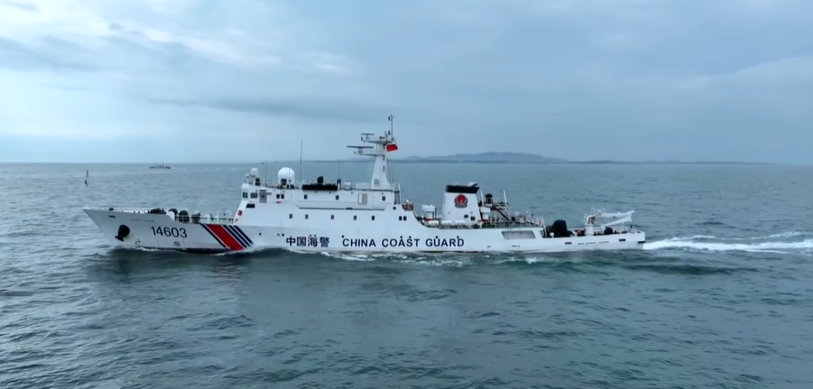 29日的影片中，大陸福建海警在金門附近海域。（圖／翻攝自微博）