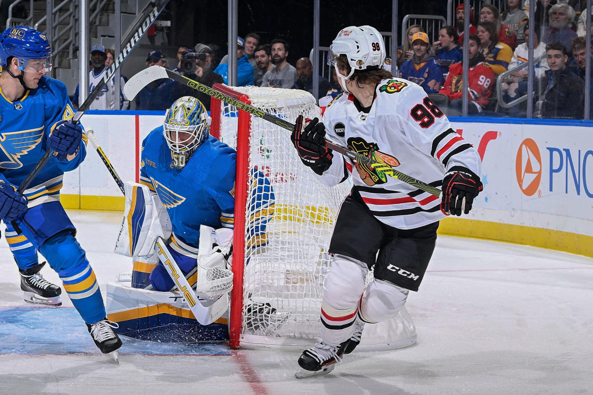 Connor Bedard schafft es gegen The Michigan, aber die Blackhawks scheitern im dritten Drittel gegen die Blues