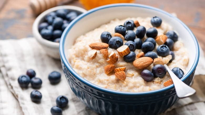 oatmeal with berries and almonds