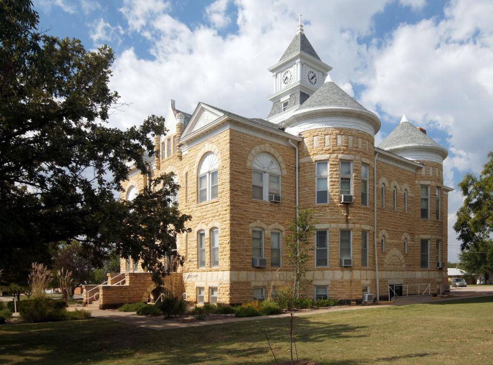 The exterior of a courthouse in Kansas.