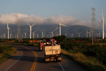 Migrants, part of a caravan travelling to the United States, hitch a ride on the road that links Santo Domingo Ingenio and Matias Romero Avendano, near Santo Domingo Ingenio, Mexico, November 8, 2018. REUTERS/Carlos Garcia Rawlins