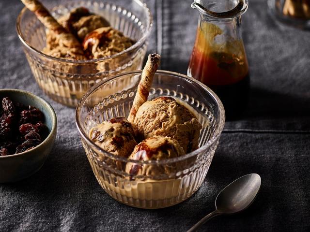 A simple to make and delicious coffee ice cream (Camp Coffee)