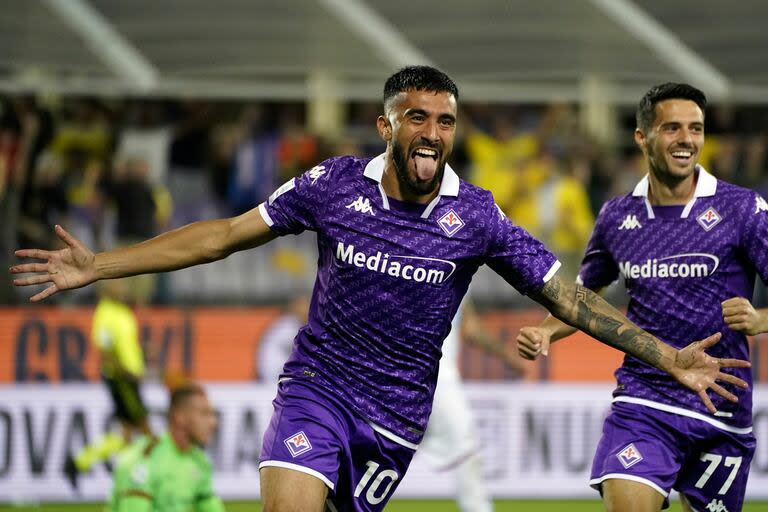 El argentino Nicolás González es una de las cartas de gol de Fiorentina, que visitará a Salernitana por la liga italiana.