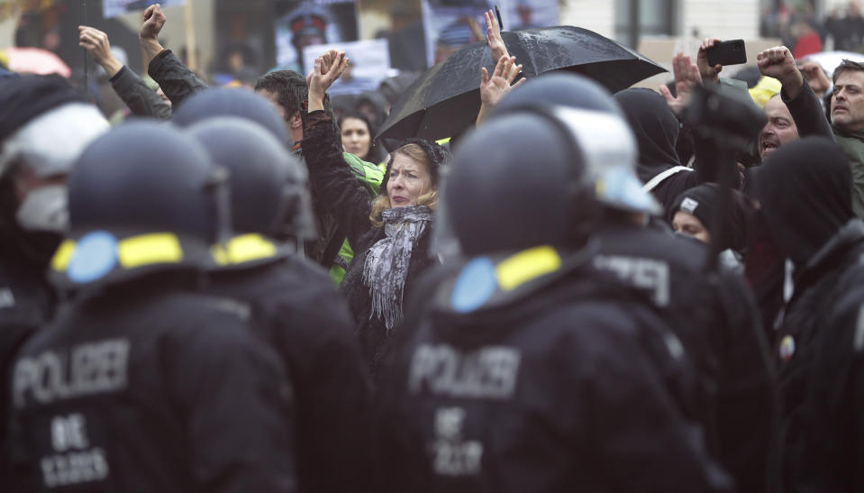 Migliaia di persone si sono riunite per dire no alle misure di contenimento dovute alla pandemia: da una manifestazione inizialmente pacifica, si è arrivati agli scontri con gli agenti. (Ap Photo)